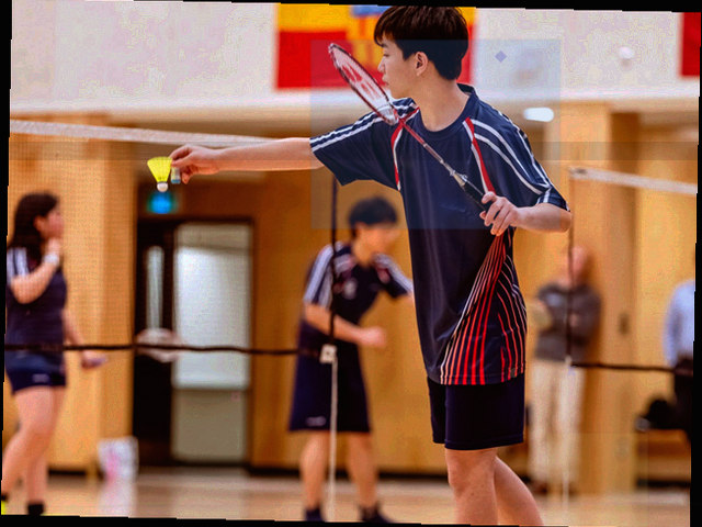 深色背景下整齐排放的线缆接口与存储介质静物，冷光勾勒边缘，无文字标识
